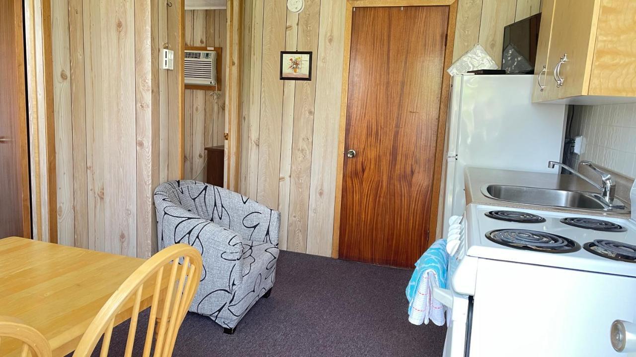 Rachel'S Motel And Cottages Surrey ภายนอก รูปภาพ