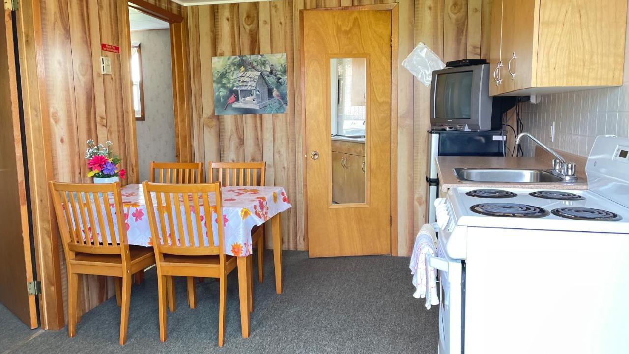 Rachel'S Motel And Cottages Surrey ภายนอก รูปภาพ