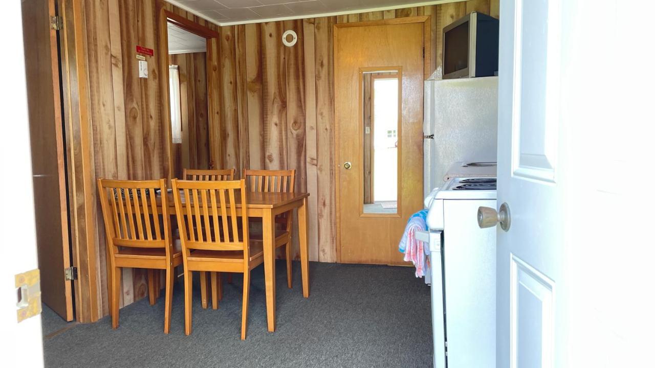 Rachel'S Motel And Cottages Surrey ภายนอก รูปภาพ