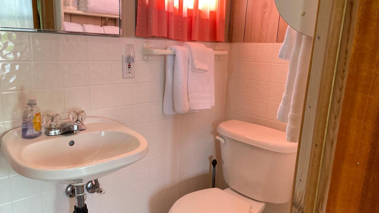Rachel'S Motel And Cottages Surrey ภายนอก รูปภาพ