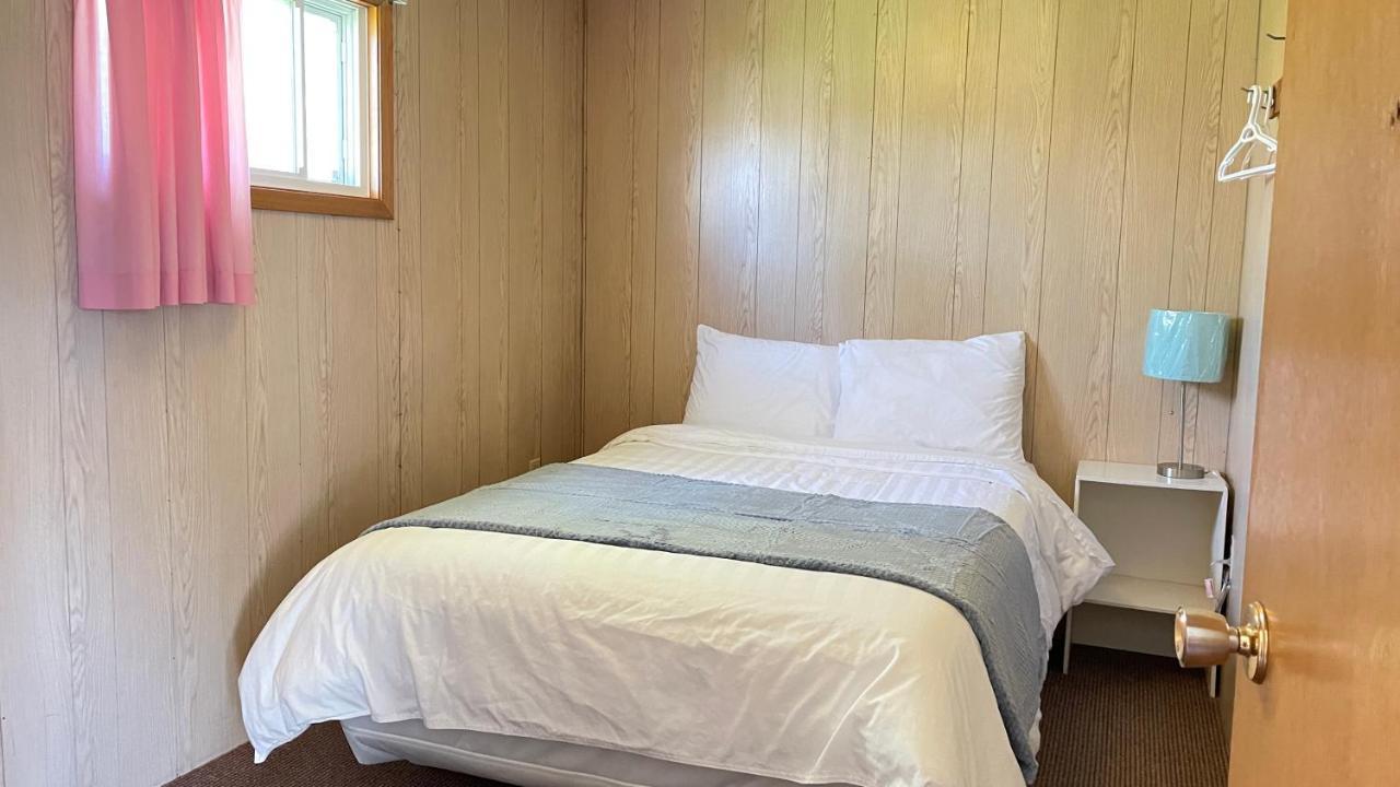Rachel'S Motel And Cottages Surrey ภายนอก รูปภาพ
