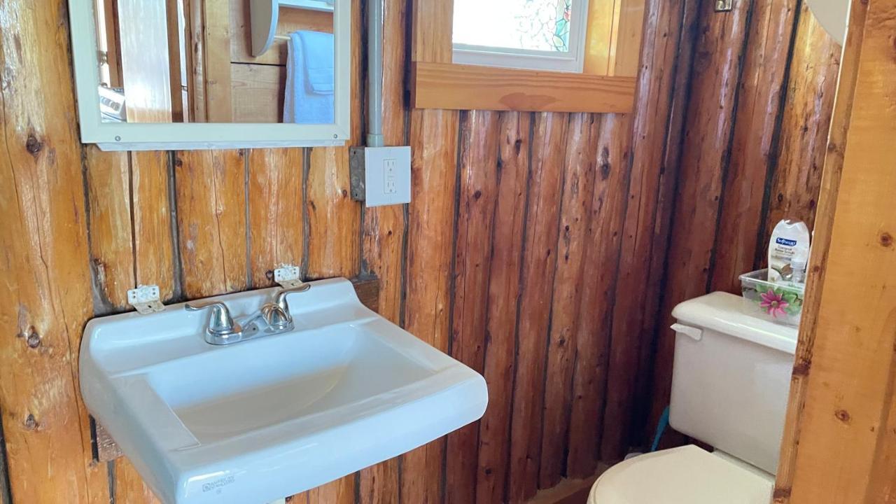 Rachel'S Motel And Cottages Surrey ภายนอก รูปภาพ