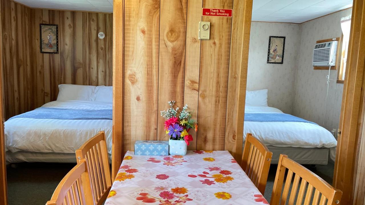 Rachel'S Motel And Cottages Surrey ภายนอก รูปภาพ
