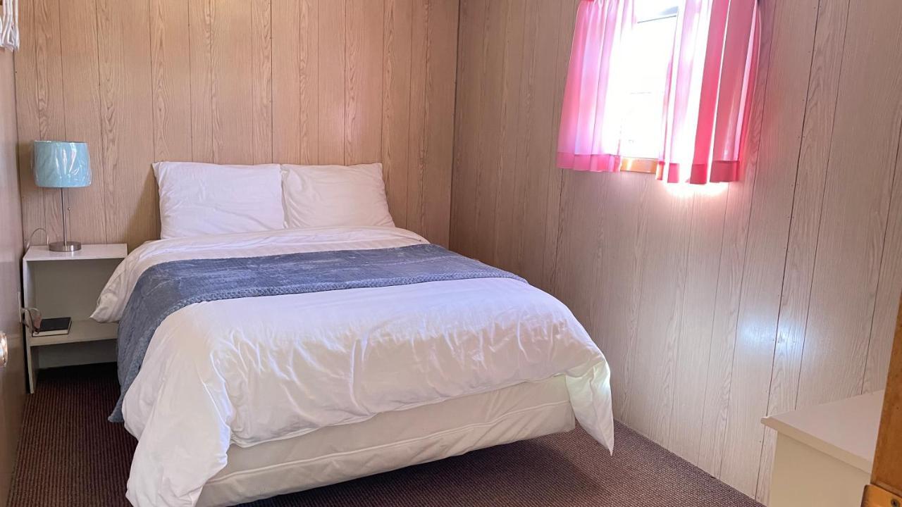 Rachel'S Motel And Cottages Surrey ภายนอก รูปภาพ