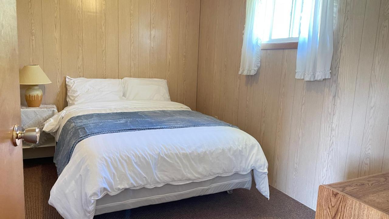 Rachel'S Motel And Cottages Surrey ภายนอก รูปภาพ