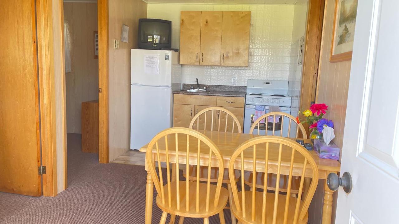 Rachel'S Motel And Cottages Surrey ภายนอก รูปภาพ
