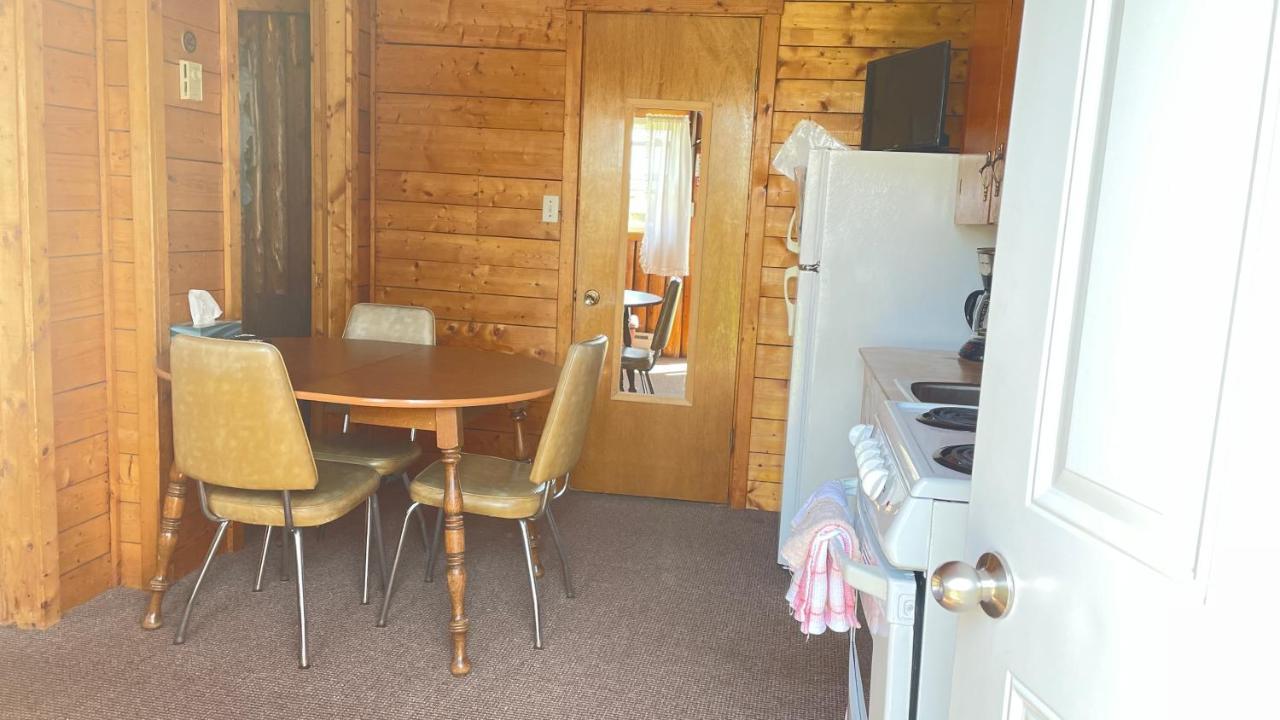 Rachel'S Motel And Cottages Surrey ภายนอก รูปภาพ