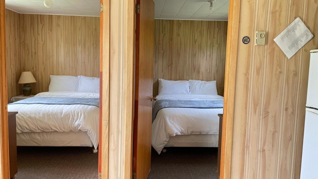 Rachel'S Motel And Cottages Surrey ภายนอก รูปภาพ